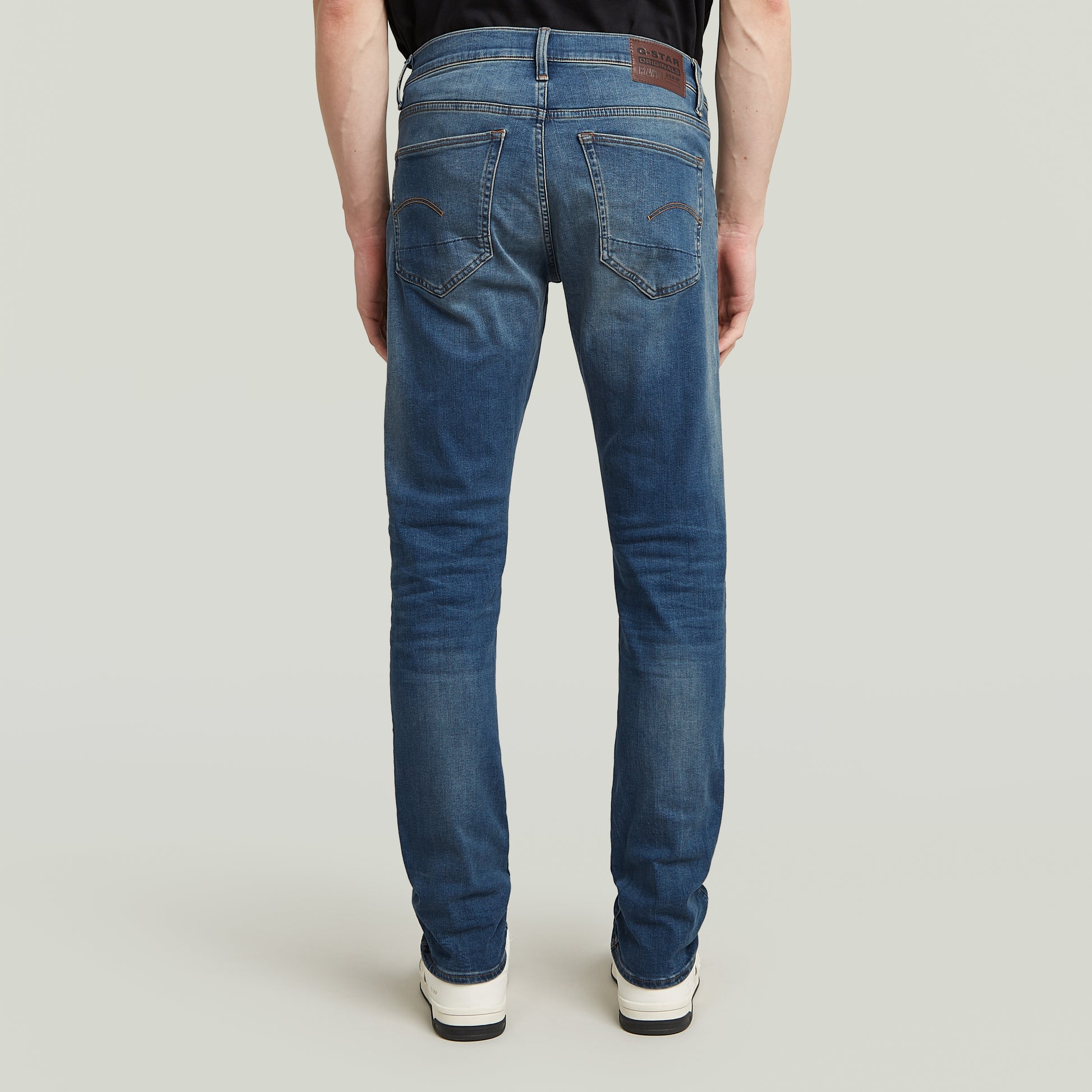 Rückansicht der G-Star 3301 Slim Jeans in klassischem Blau mit schmalem Beinverlauf und G-Star RAW Label.