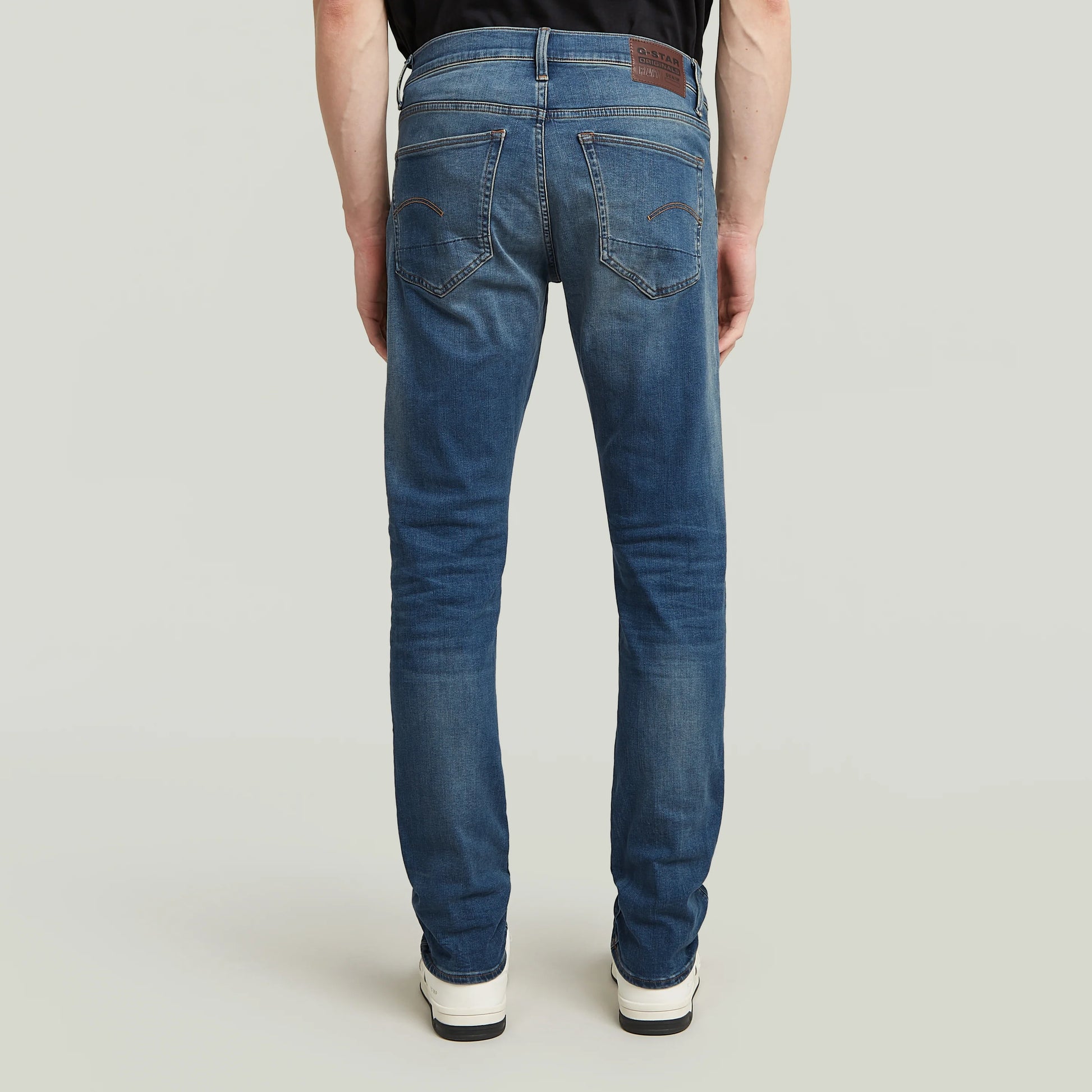 G-Star 3301 Slim Jeans Vintage Medium Aged – Rückansicht zeigt klassischen Slim Fit Look in mittlerer Waschung.