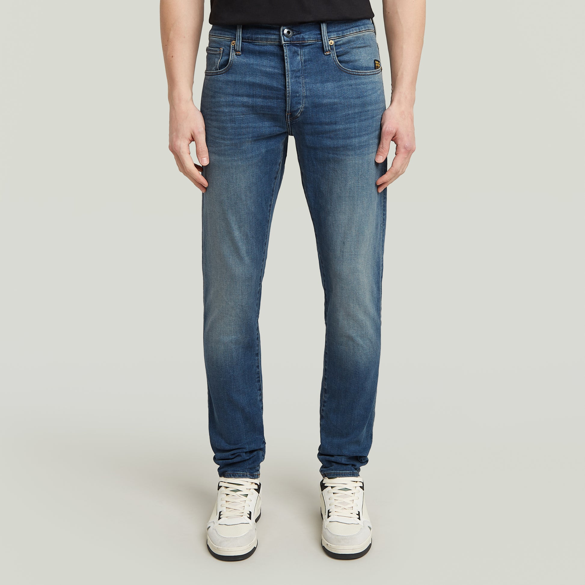 Vorderansicht der G-Star 3301 Slim Jeans in klassischem Blau mit schmalem Bein und authentischem Westernlook.