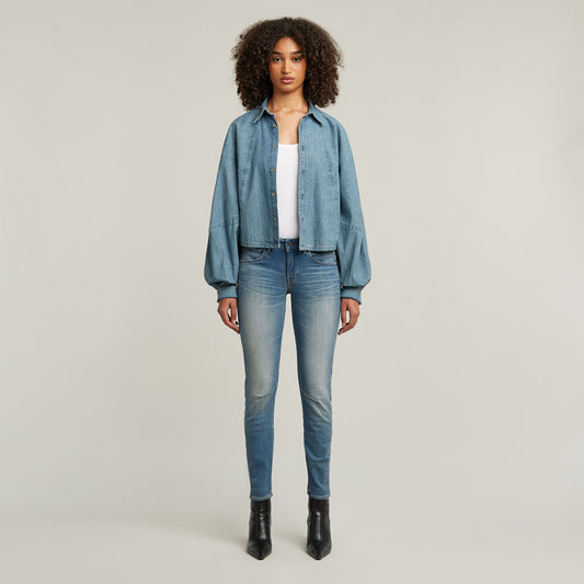 Frontansicht der G-Star Arc 3D Mid Waist Skinny Jeans in Medium Aged getragen am Model, mit figurbetontem Skinny Fit und modernem Denim-Look