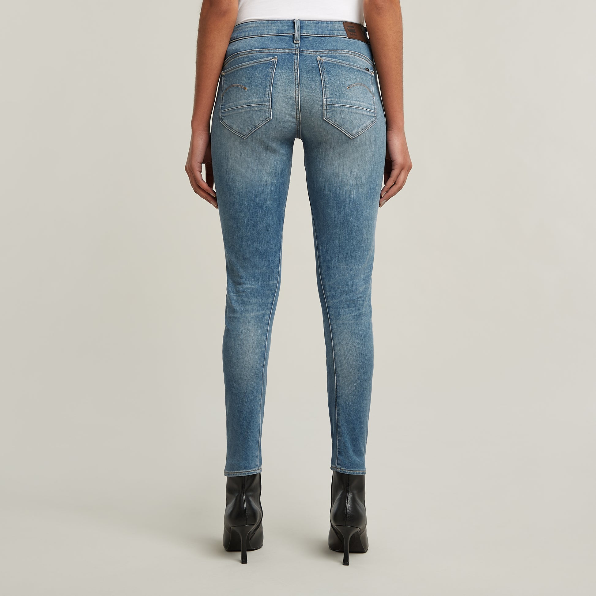 Rückansicht der G-Star Arc 3D Skinny Jeans in Medium Aged. Detailansicht der markanten Passform und Waschung.