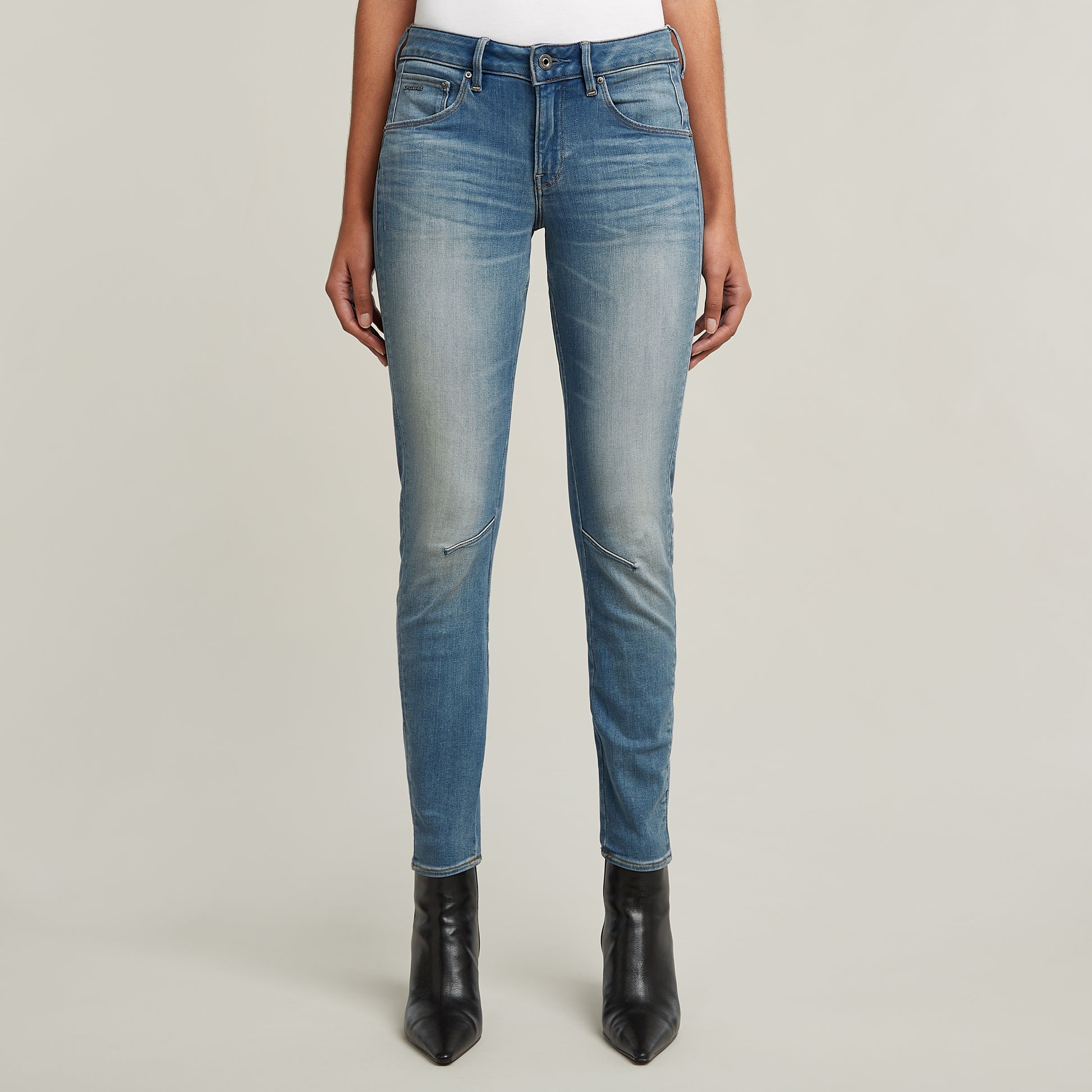 Vorderansicht der G-Star Arc 3D Skinny Jeans in Medium Aged, getragen von einem Modell. Figurbetonte Passform mit authentischer Waschung.