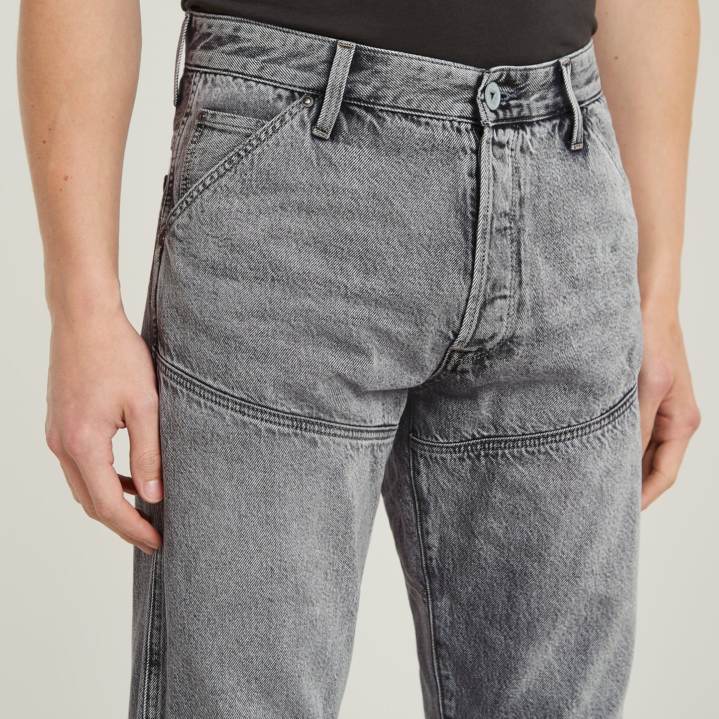 Detailansicht der G-Star Elwood 5620 3D Jeans in Regular Fit in Sun Faded Eolith Grey mit markanter Nahtführung und robustem Denim