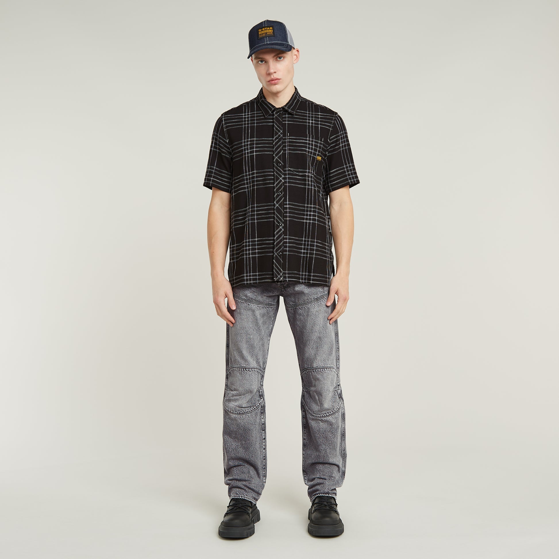 Frontansicht der G-Star Elwood 5620 3D - Regular - Sun Faded Eolith Grey Jeans getragen im modernen Casual Look