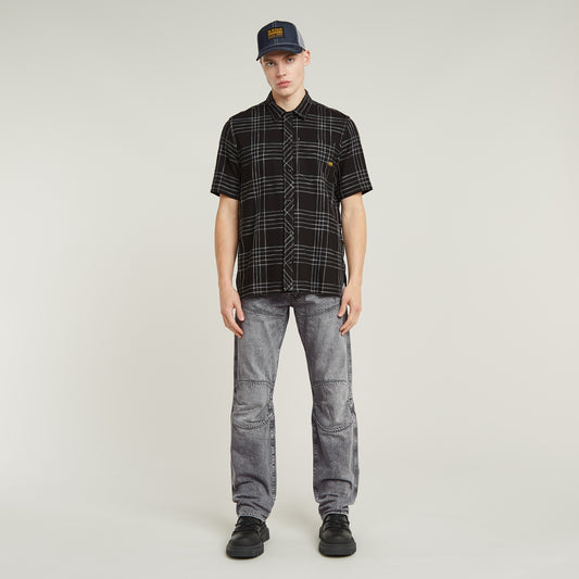 Frontansicht der G-Star Elwood 5620 3D - Regular - Sun Faded Eolith Grey Jeans getragen im modernen Casual Look