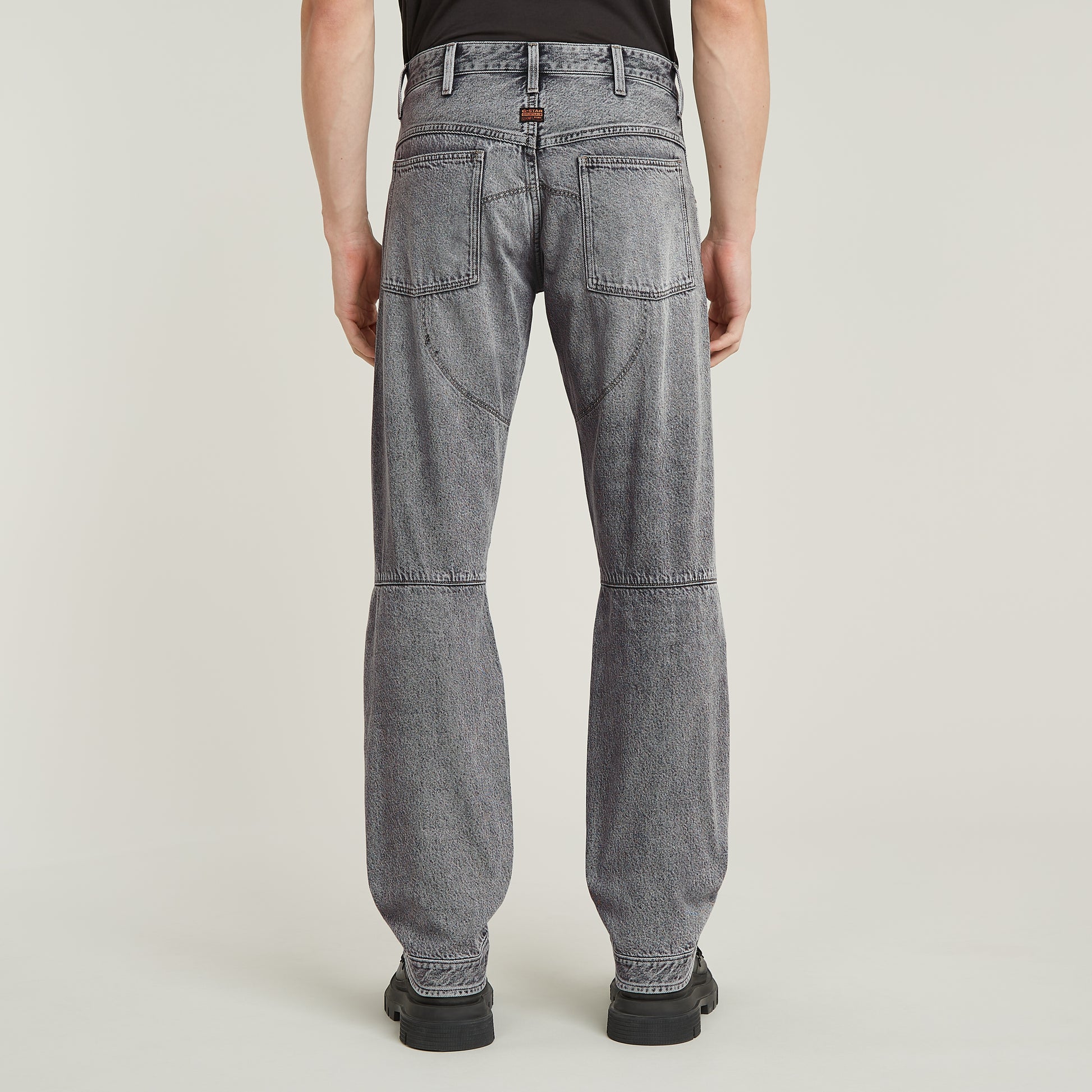 Komplette Rückansicht der G-Star Elwood 5620 3D - Regular - Sun Faded Eolith Grey Jeans mit ergonomischer Passform und markanten Nähten