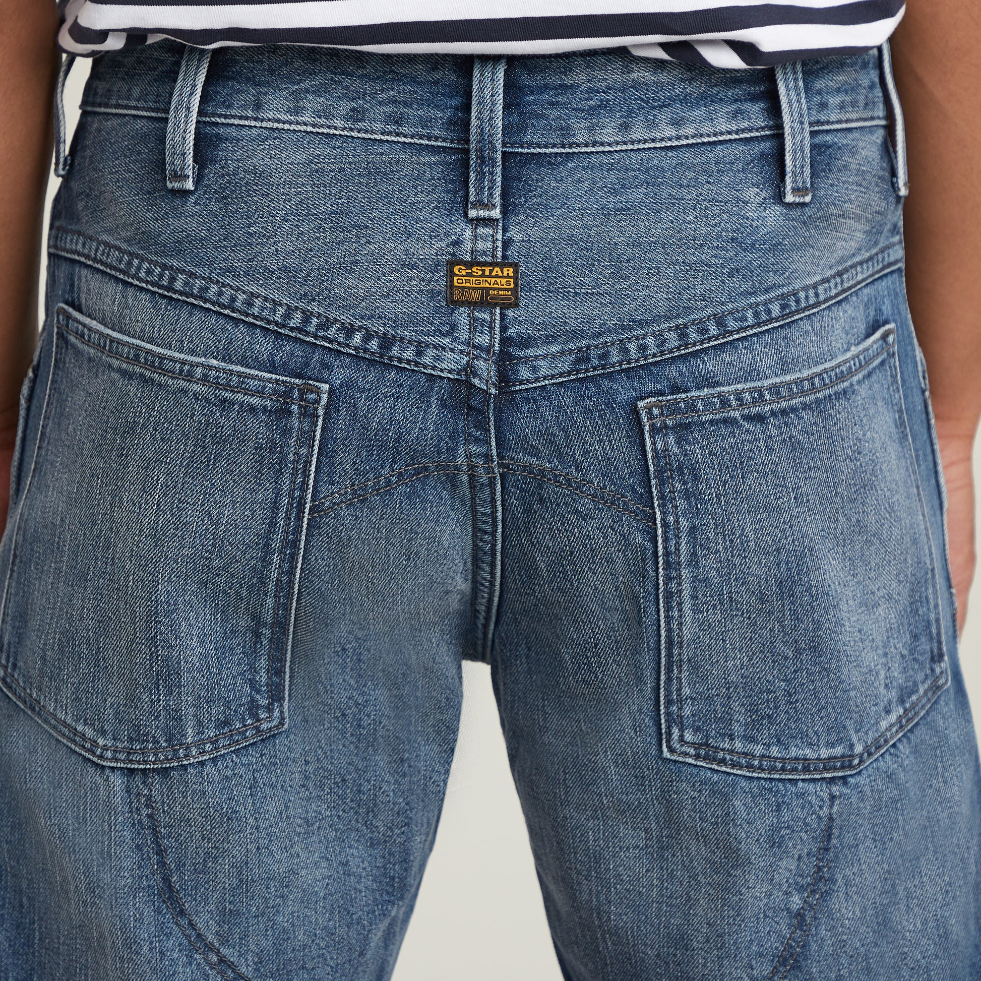 G-Star Elwood 5620 3D - Regular - Worn In Blue Creek Jeans mit markanter 3D-Nahtführung und Gesäßtaschen in Rückansicht