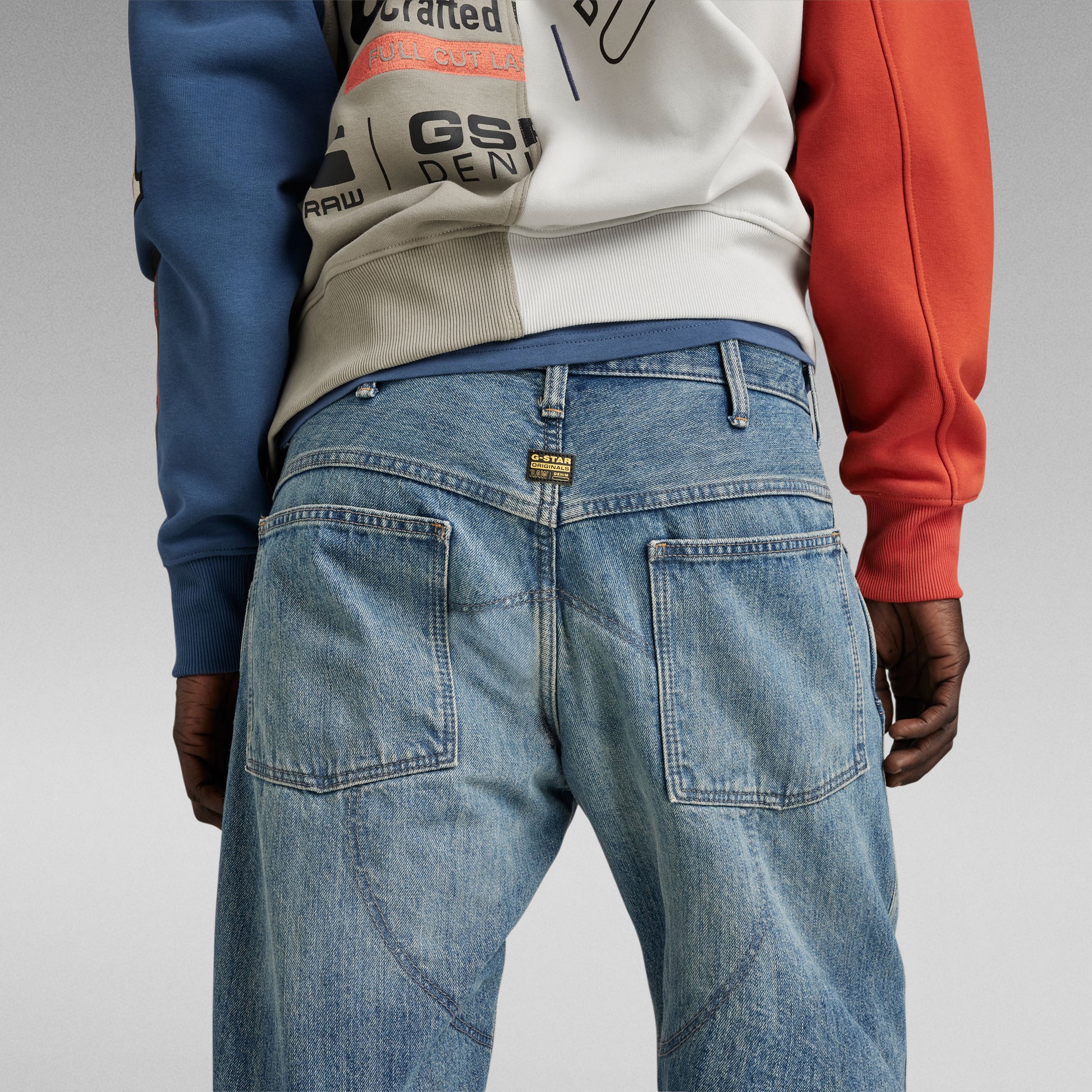 Detailaufnahme der G-Star Elwood Regular Antique 96 Jeans mit robustem Denim und Logo.