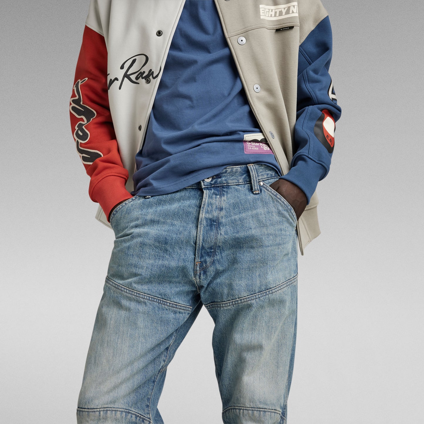 Nahaufnahme der G-Star Elwood Regular Antique 96 Jeans, Vorderansicht mit Details.