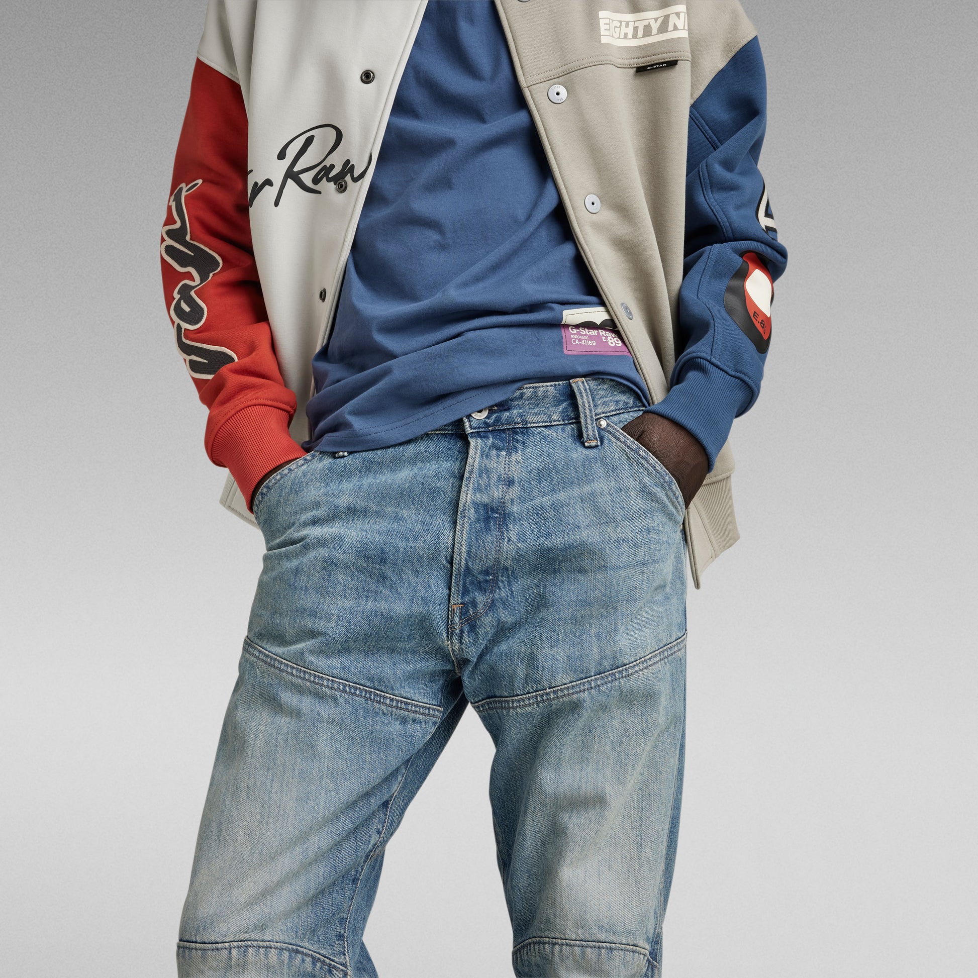 Nahaufnahme der G-Star Elwood Regular Antique 96 Jeans, Vorderansicht mit Details.
