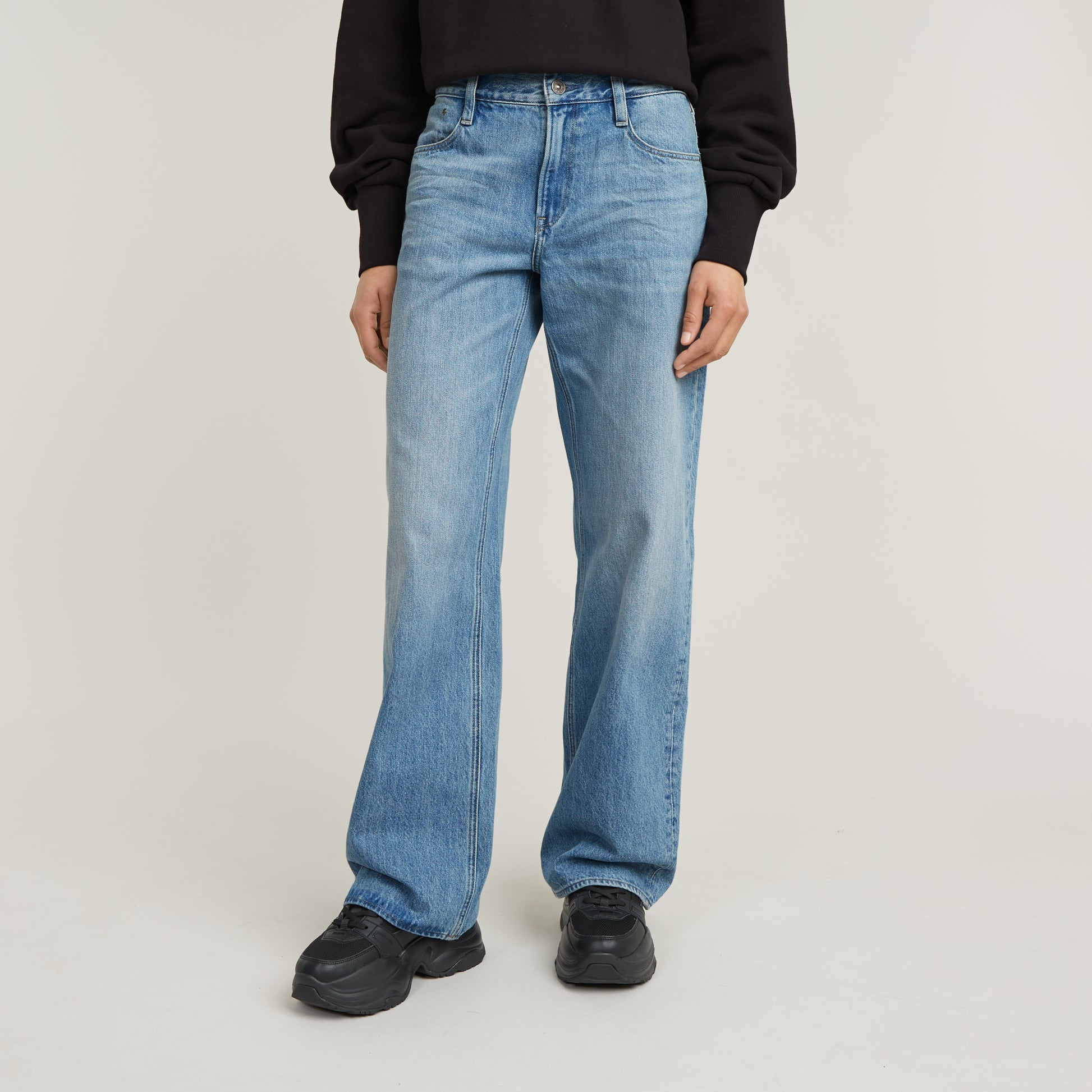 Vorderansicht der G-Star Judee Loose Jeans in Faded Brilliant Blue mit klassischem Five-Pocket-Design.