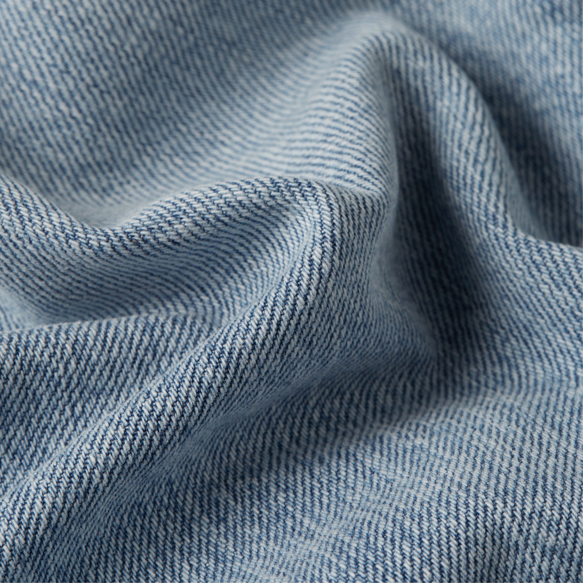 Detailaufnahme des Jeansstoffs der G-Star Judee Loose in Sun Faded Cloudburst, betont die Textur des Denims.