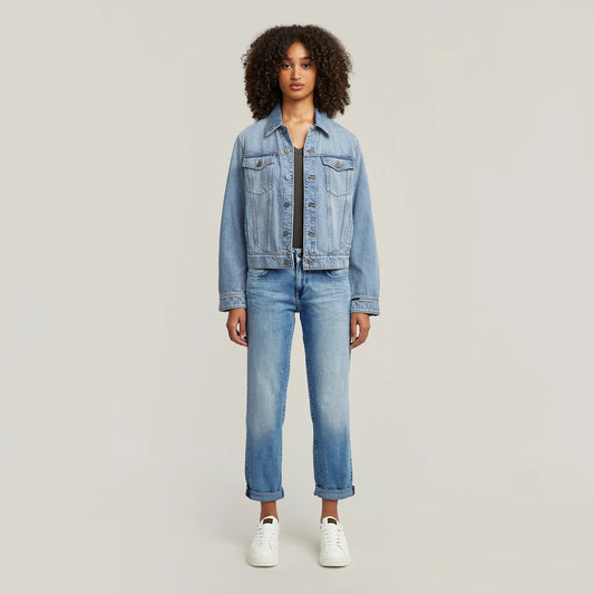 Komplettansicht der G-Star Kate - Boyfriend - Light Indigo Aged Jeans als Outfit mit Jeansjacke, getragen von einem Model.