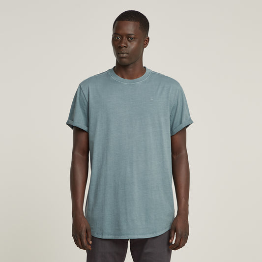 G-Star Lash T-Shirt Bolt Grey – Model trägt das Shirt im lässigen Loose Fit Stil.