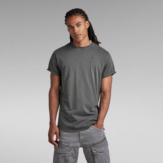 G-Star Lash T-Shirt Dark Black Garment Dyed – Vorderansicht mit Rundhalsausschnitt und fixierten Umschlagsäumen.