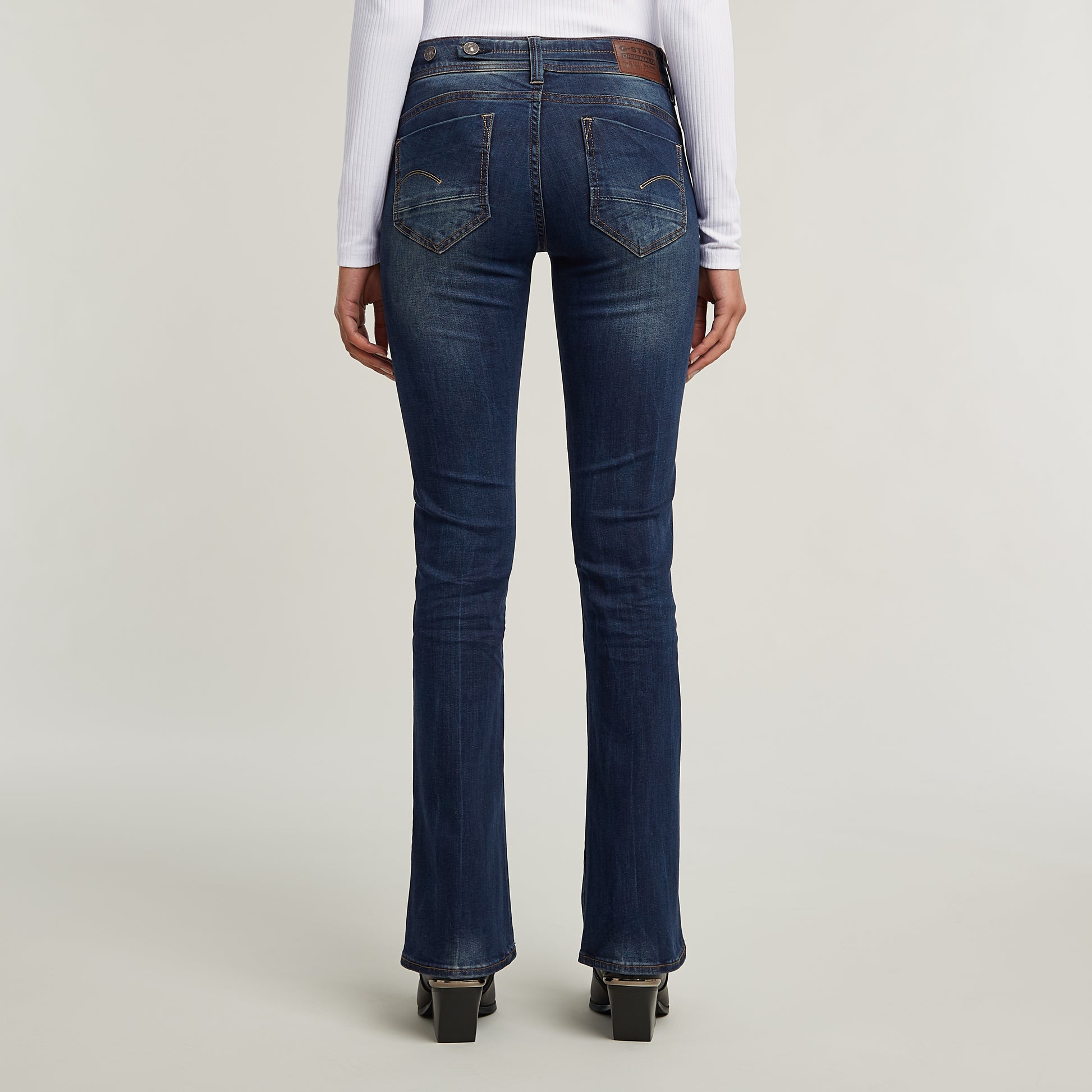 Rückansicht der G-Star Midge Bootcut Dark Aged Jeans mit geschwungenen Taschen und dunkler Waschung.