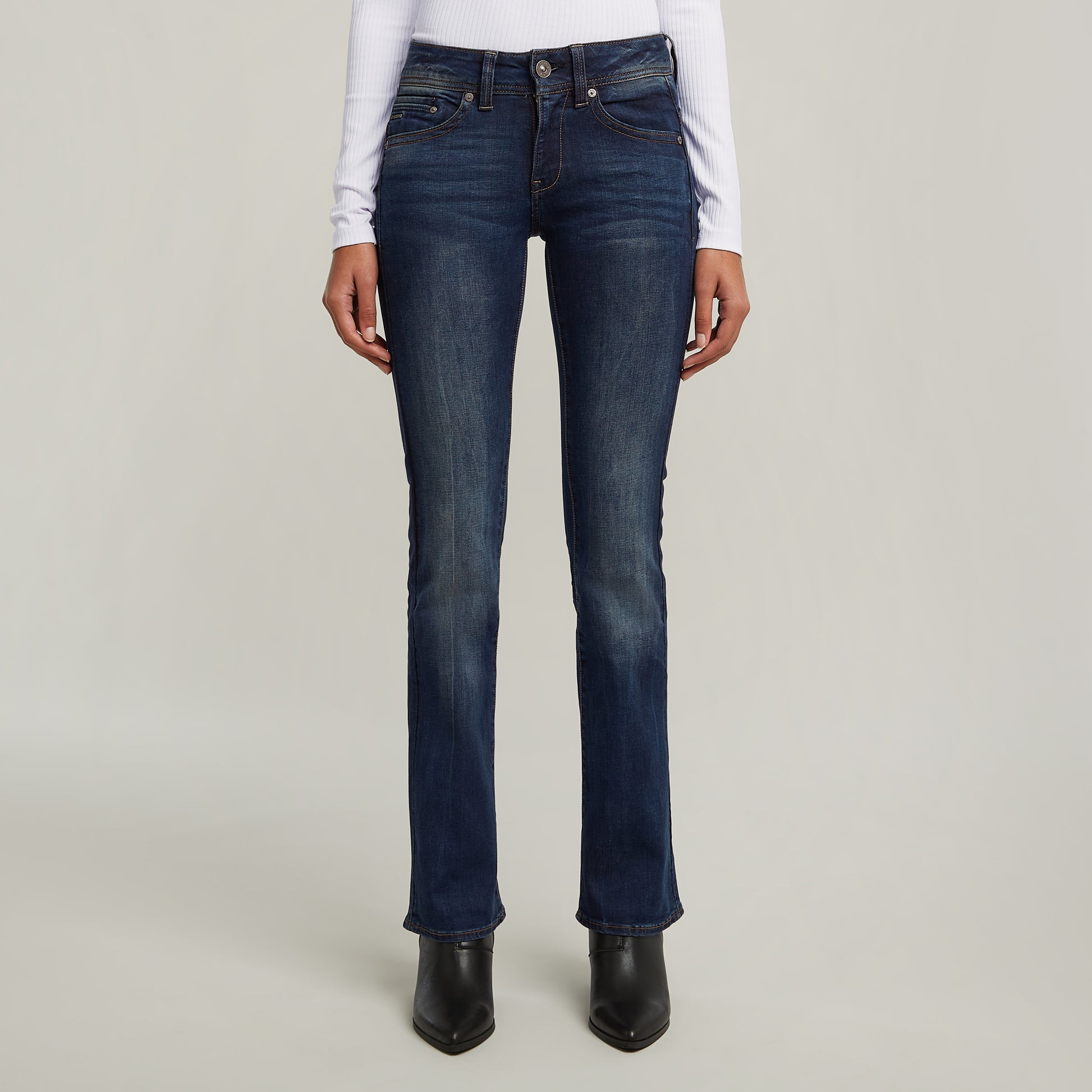 Vorderansicht der G-Star Midge Bootcut Dark Aged Jeans, figurbetont mit leicht ausgestelltem Bein und dunkler Waschung.