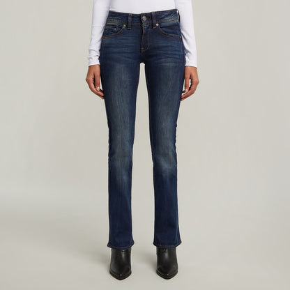 Vorderansicht der G-Star Midge Bootcut Dark Aged Jeans, figurbetont mit leicht ausgestelltem Bein und dunkler Waschung.