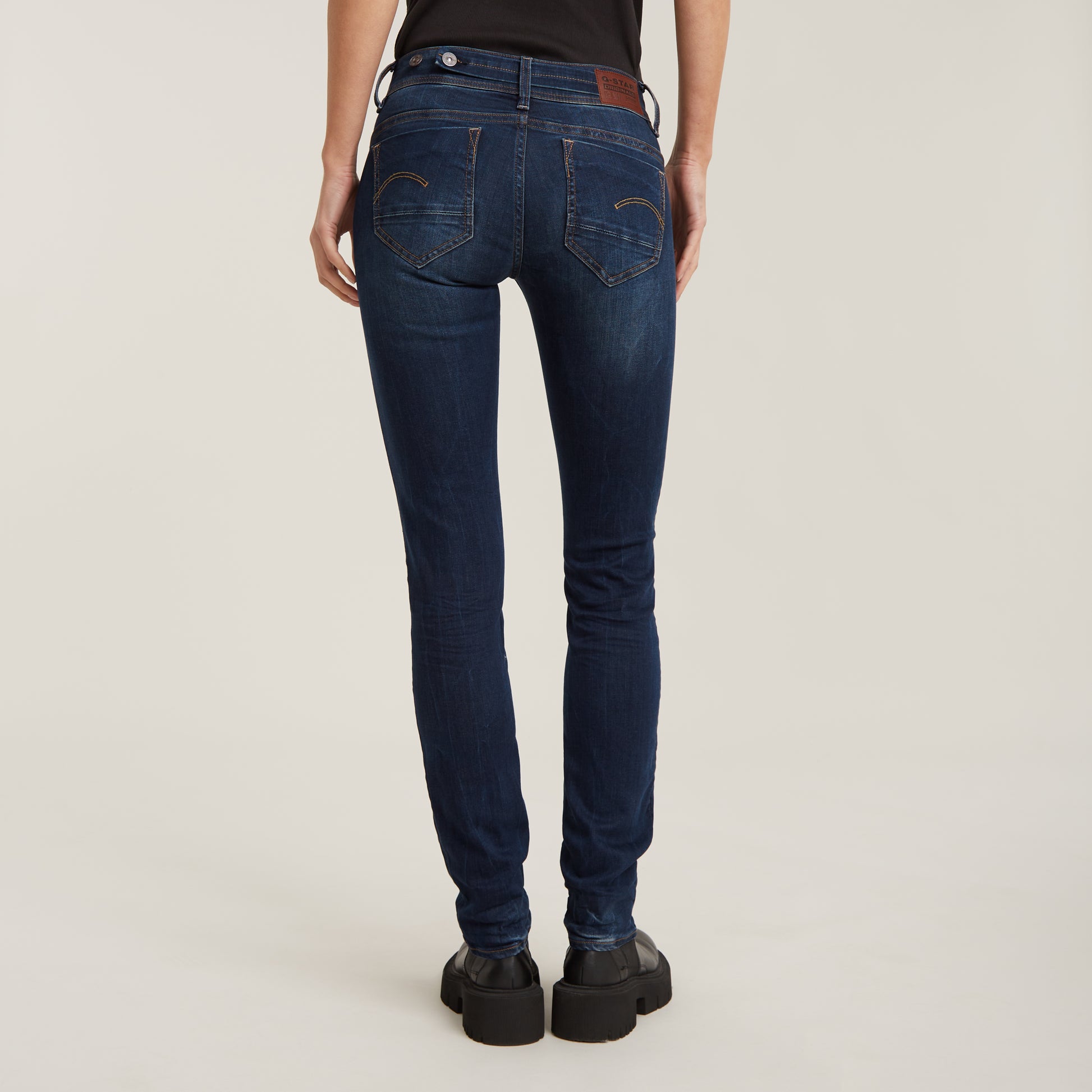 Komplette Rückansicht der G-Star Midge Mid Waist Straight Dark Aged Jeans in geradem Schnitt und mittlerer Bundhöhe