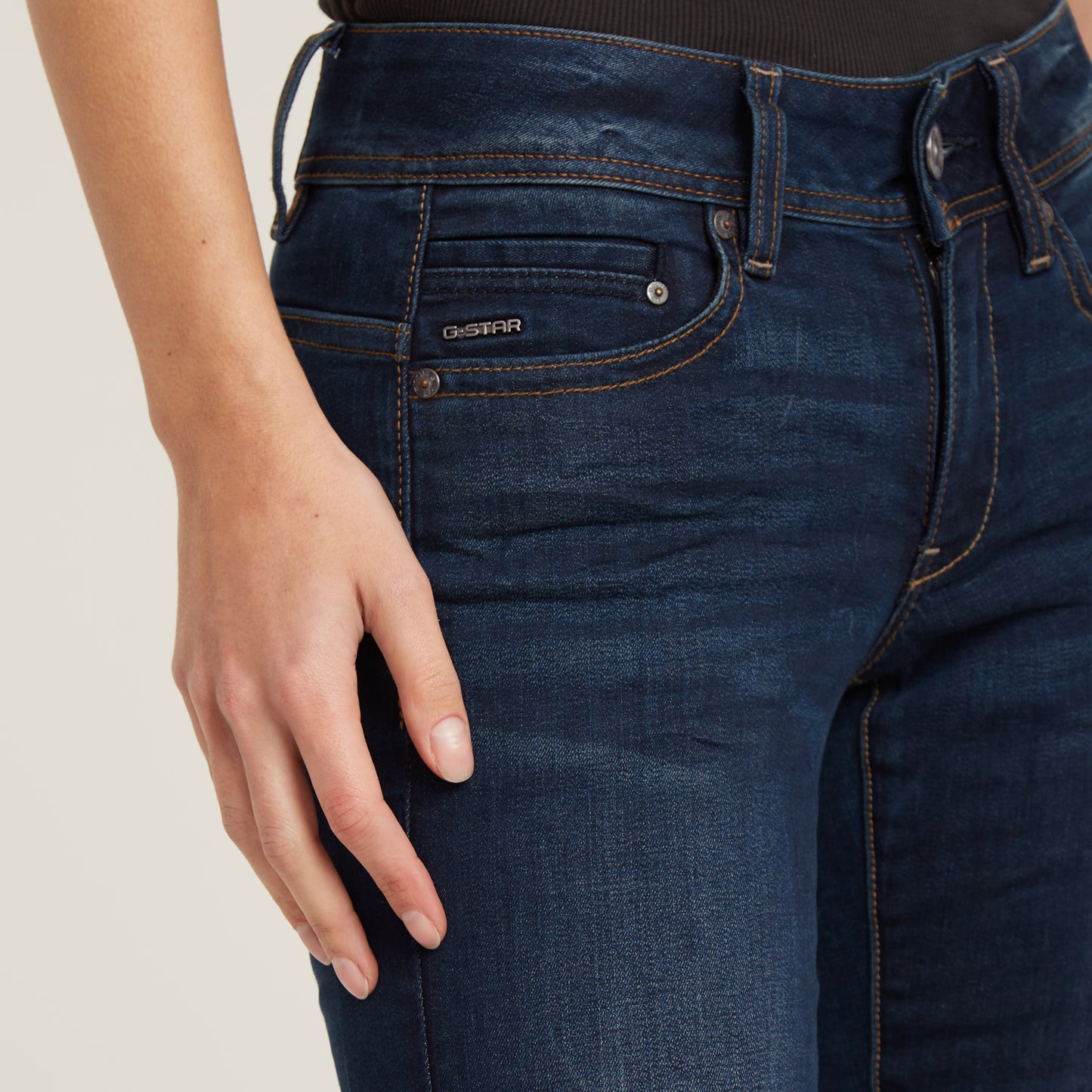 Detailansicht der G-Star Midge Mid Waist Straight Dark Aged Jeans mit Fronttasche, dunkler Waschung und kontrastierenden Nähten