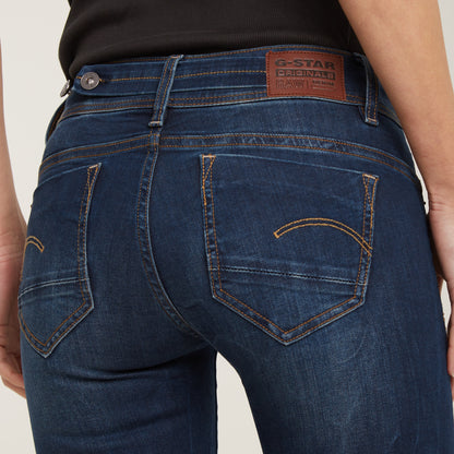 Detailaufnahme der Gesäßtaschen und des G-Star RAW Labels auf der Midge Straight Dark Aged Jeans.