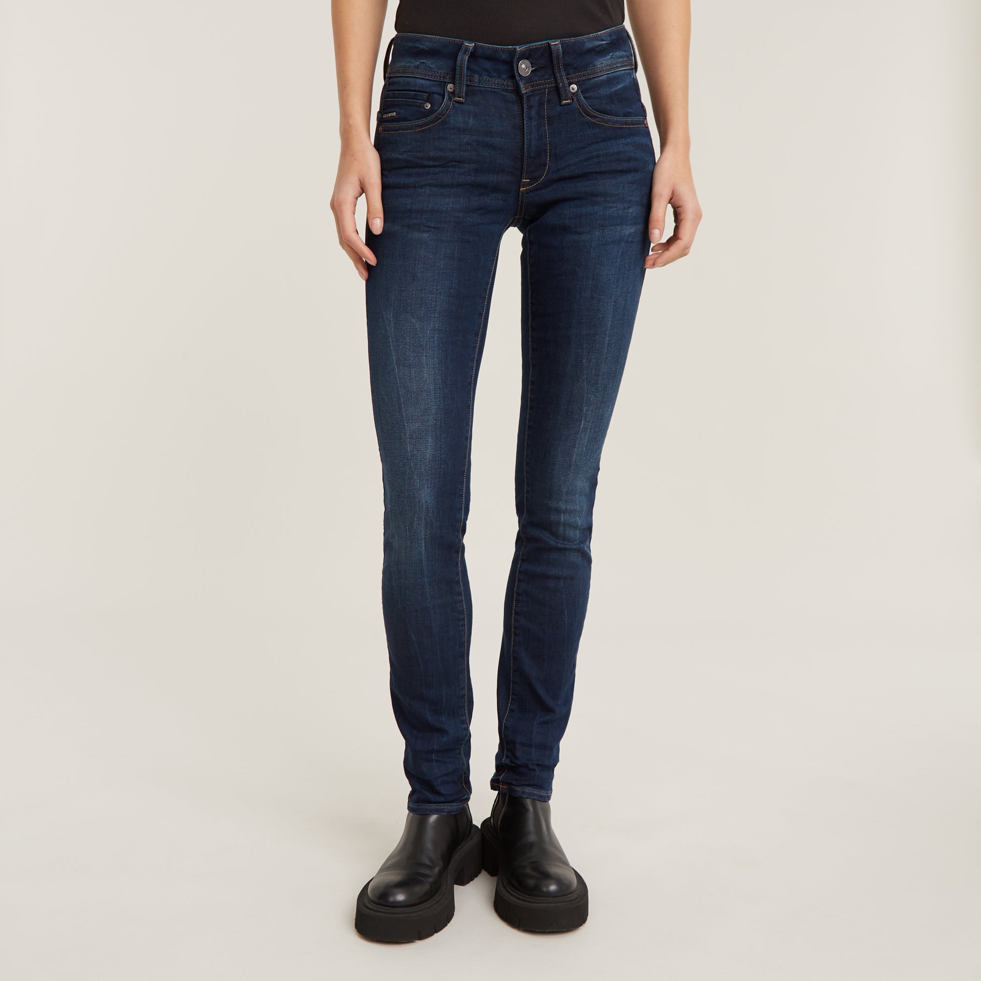 Frontansicht der G-Star Midge Straight Dark Aged Jeans mit eleganter, gerader Passform und dunkler Waschung.
