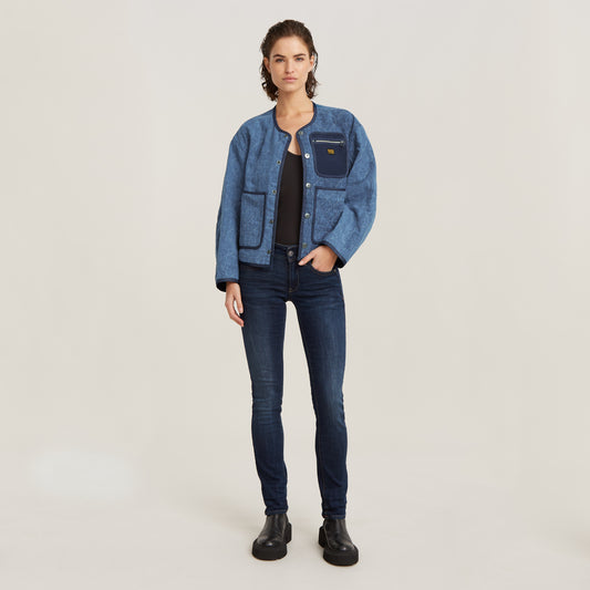 G-Star Midge Straight Dark Aged Jeans kombiniert mit einer blauen Jacke und schwarzen Stiefeletten, stilvolle Ganzkörperansicht.