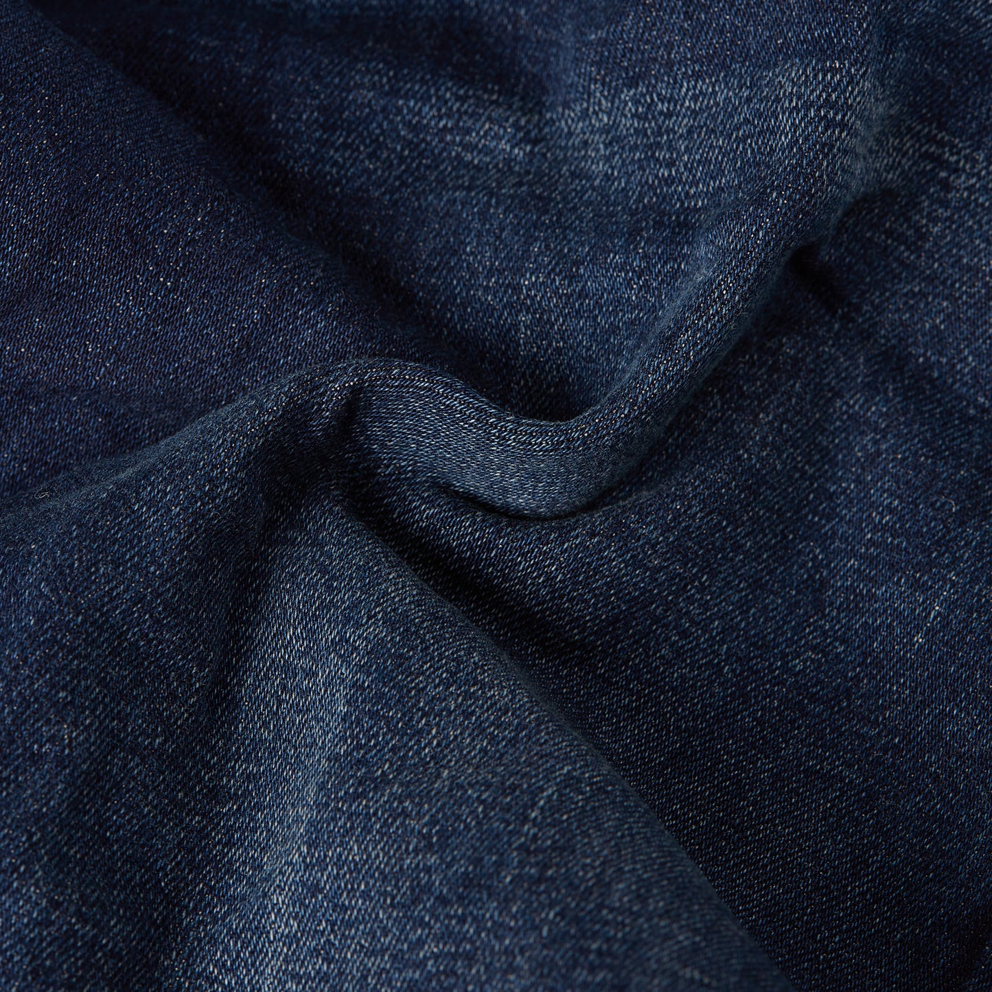Nahaufnahme der hochwertigen Denimstruktur der G-Star Midge Straight Dark Aged Jeans mit dunkler Waschung.