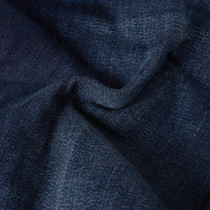 Nahaufnahme der hochwertigen Denimstruktur der G-Star Midge Straight Dark Aged Jeans mit dunkler Waschung.