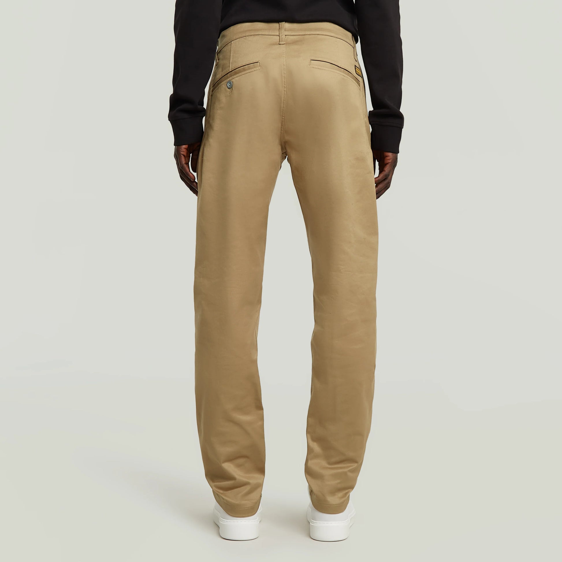 Rückansicht der G-Star Morry Tapered Chino Safari mit Paspeltaschen und Logo-Detail.