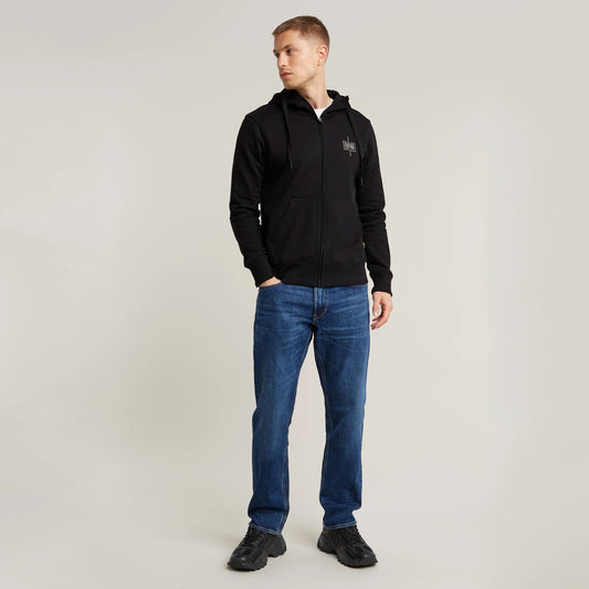 G-Star Mosa - Straight Jeans in Faded Atlantic Ocean kombiniert mit schwarzem Hoodie – komplette Outfitansicht.
