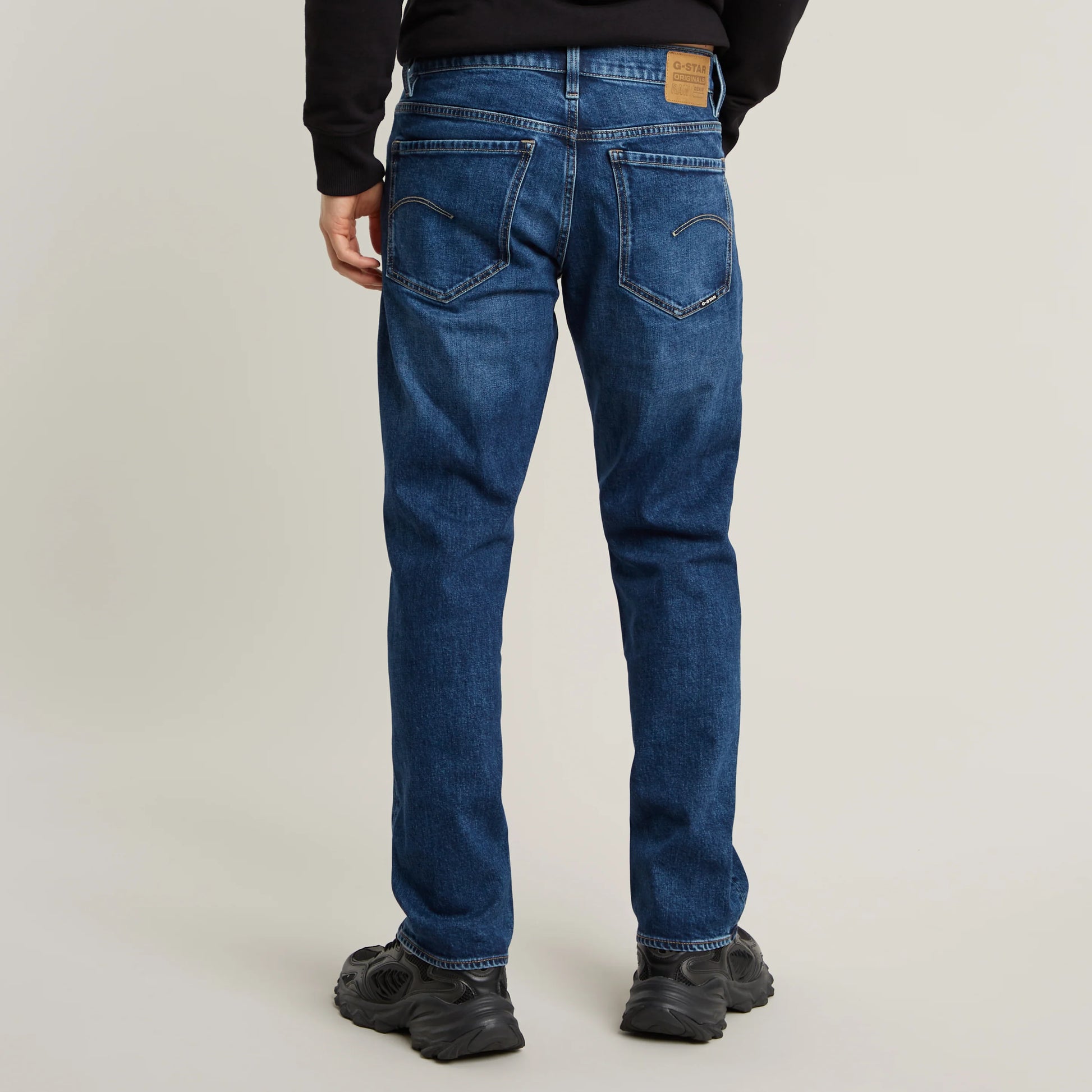Rückansicht der G-Star Mosa - Straight Jeans in Faded Atlantic Ocean mit klassischen Gesäßtaschen und geradem Beinverlauf.