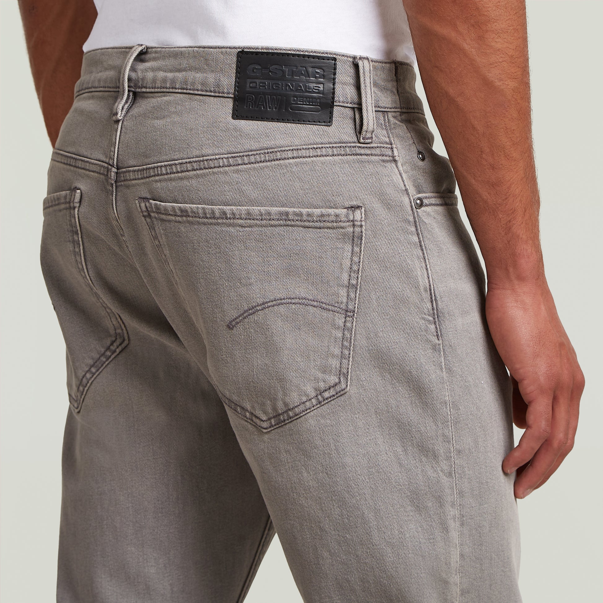 Detailansicht der Gesäßtasche der G-Star Mosa - Straight - Faded Moonstone Jeans mit schwarzem Logo-Patch