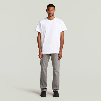 Komplettes Outfit mit G-Star Mosa - Straight - Faded Moonstone Jeans und weißem T-Shirt
