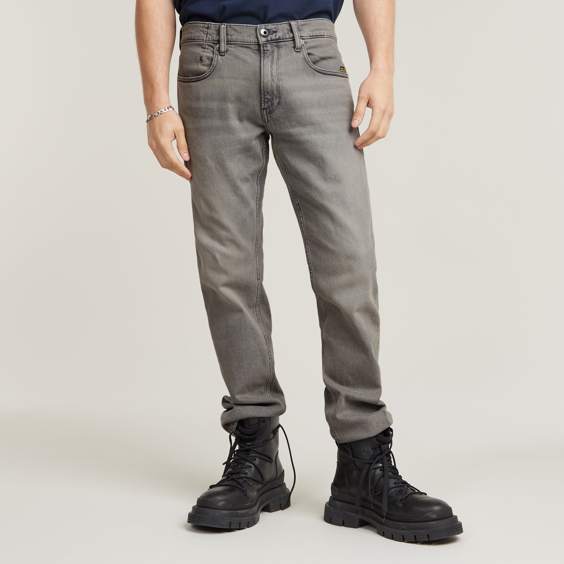 Vorderansicht der G-Star Mosa - Straight - Faded Moonstone Jeans in Kombination mit schwarzen Boots