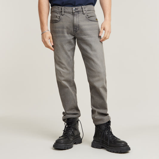 Vorderansicht der G-Star Mosa - Straight - Faded Moonstone Jeans in Kombination mit schwarzen Boots