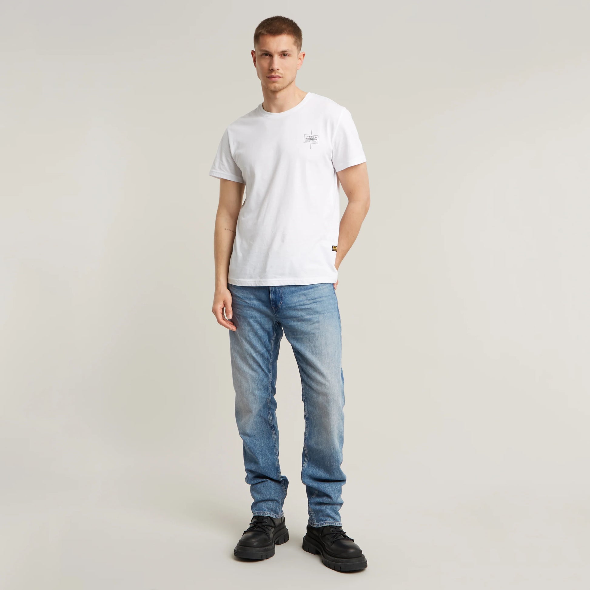 G-Star Mosa - Straight - Sun Faded Blue Donau Jeans im Komplett-Look mit weißem T-Shirt und Sneakern