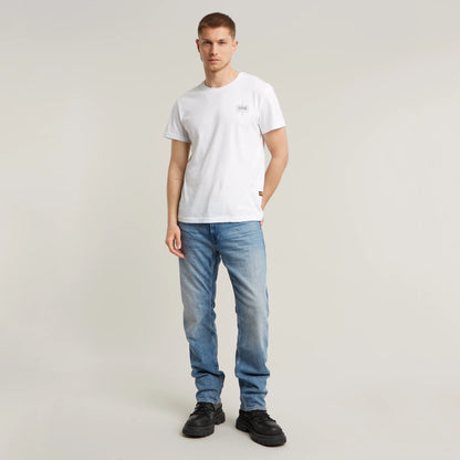 G-Star Mosa - Straight - Sun Faded Blue Donau Jeans im Komplett-Look mit weißem T-Shirt und Sneakern