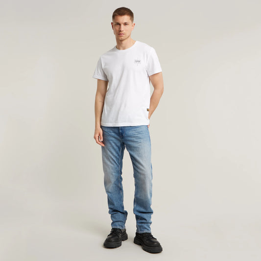 G-Star Mosa - Straight - Sun Faded Blue Donau Jeans im Komplett-Look mit weißem T-Shirt und Sneakern