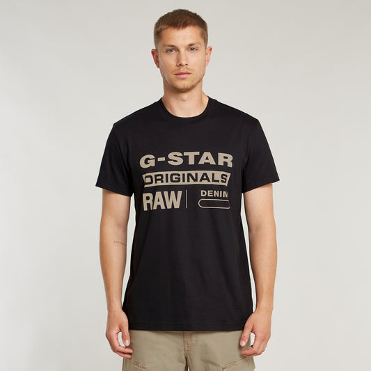 G-Star Originals T-Shirt Dark Black – Vorderansicht mit großem G-STAR Grafikprint und Rundhalsausschnitt.