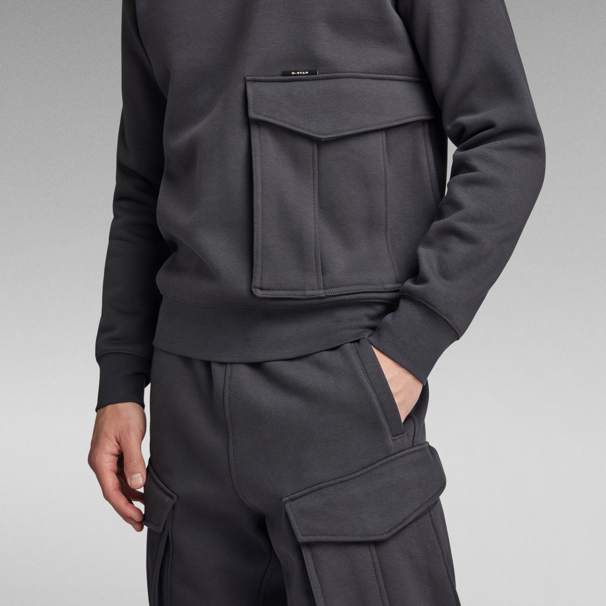 Detailaufnahme des G-Star Pullovers Cargo R Sw mit großem Taschen-Design auf der Vorderseite.