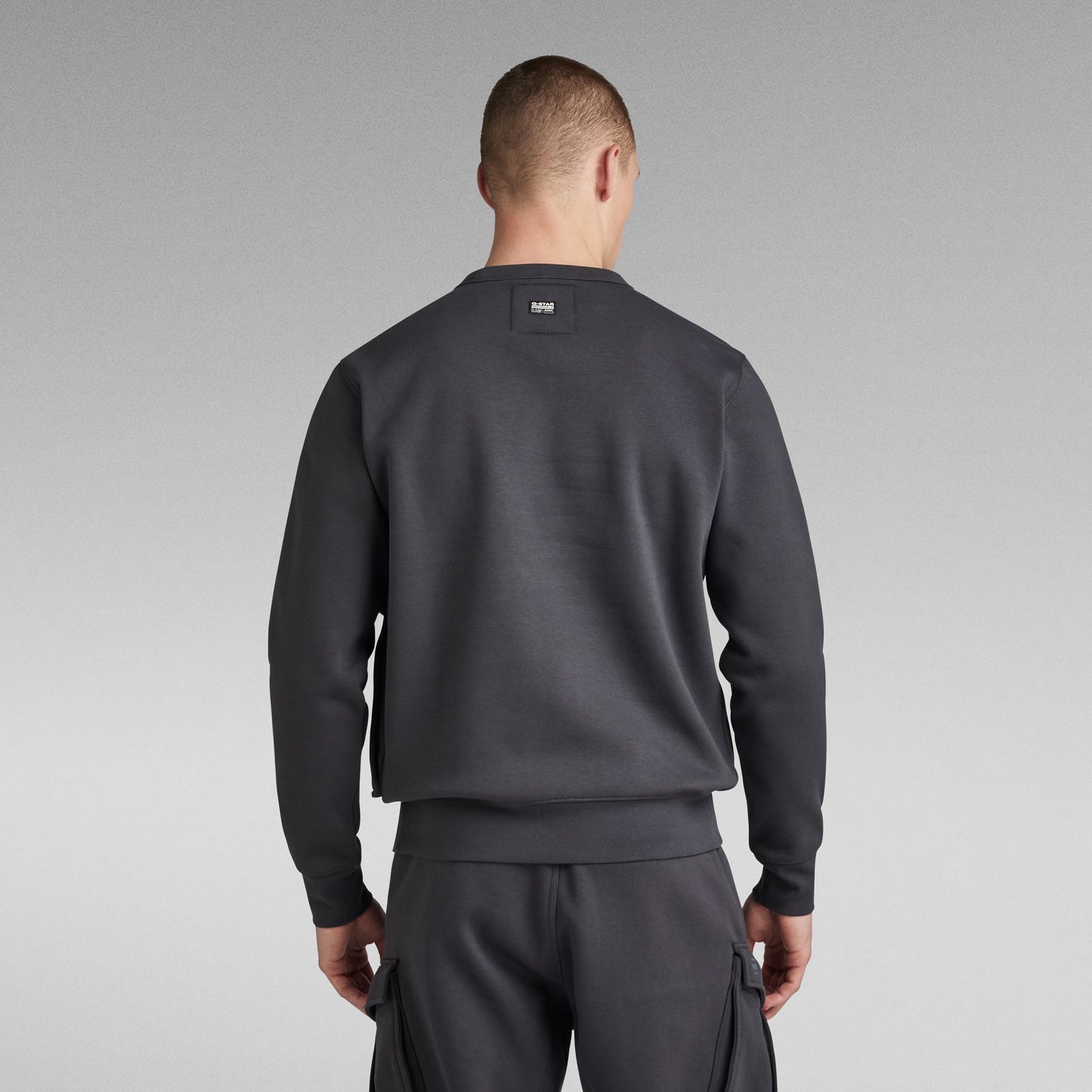Rückansicht des G-Star Pullovers Cargo R Sw in Anthrazit mit minimalistischem Design.