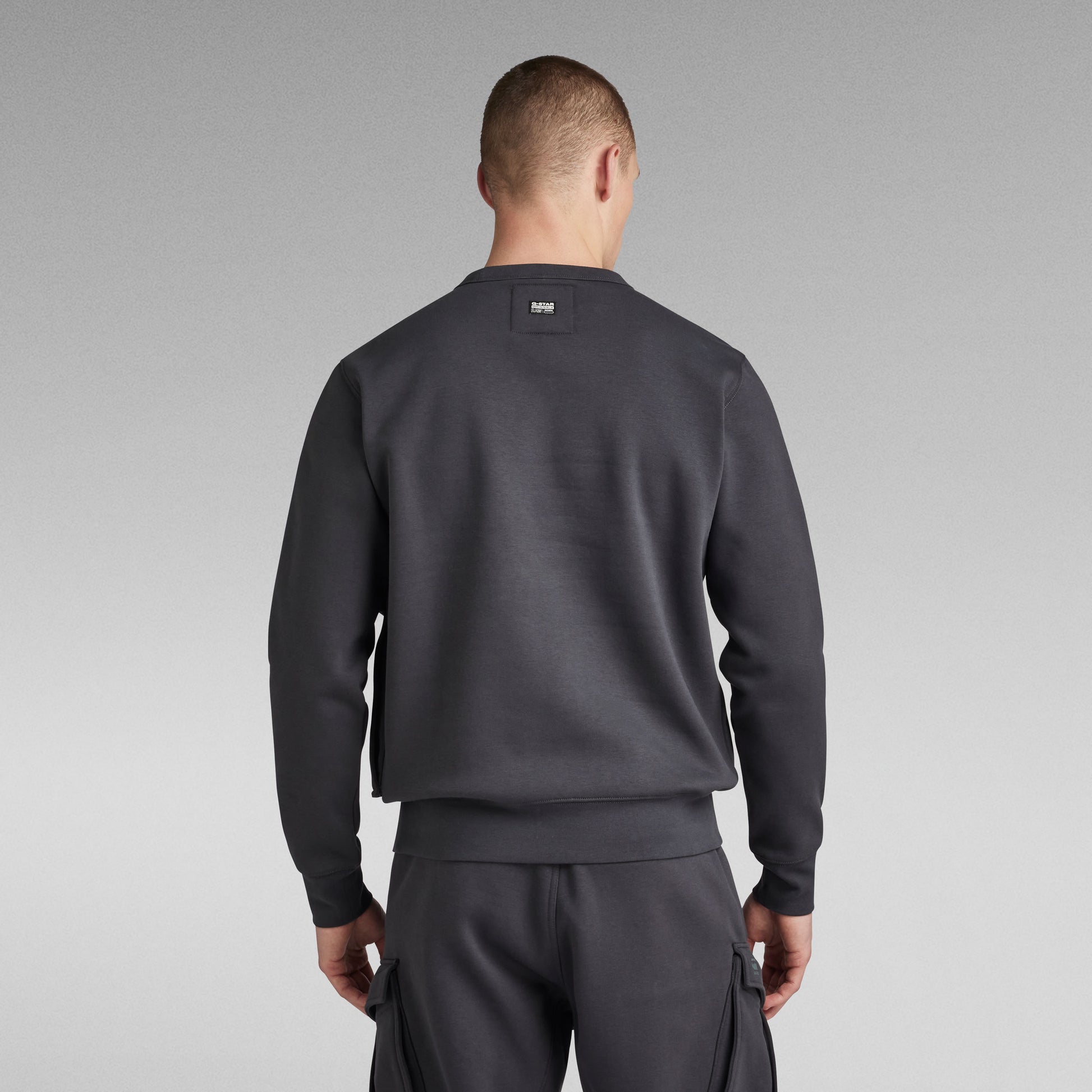 Rückansicht des G-Star Pullovers Cargo R Sw in Anthrazit mit minimalistischem Design.