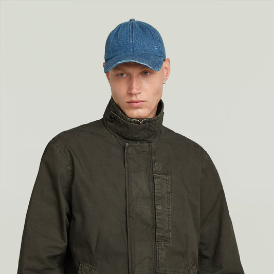 G-Star Raw Avernus Baseball Cap – Faded Ocean Wave getragen von einem Model, zeigt die sportlich-legere Optik und das zeitlose Denim-Design.