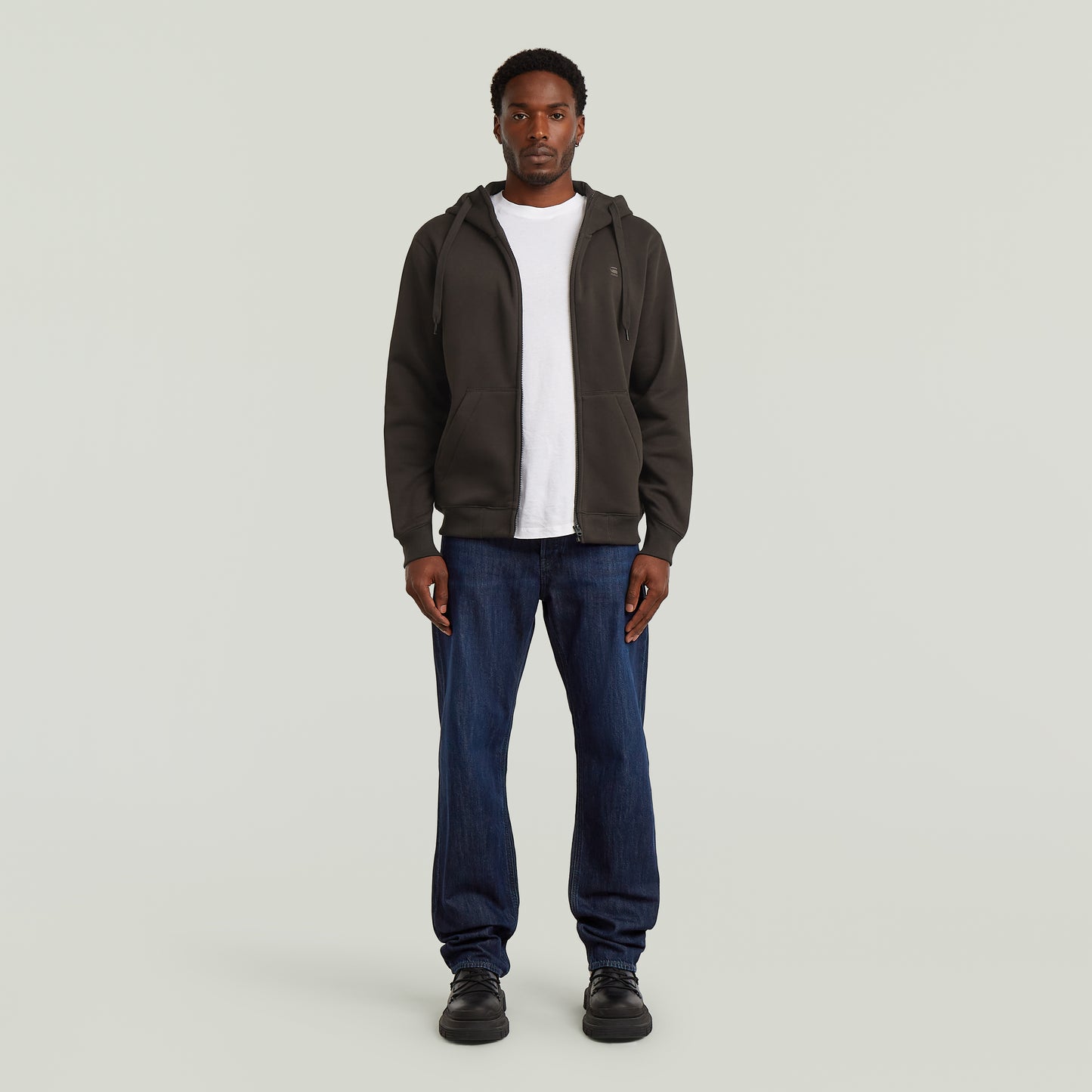 G-Star Raw Dakota Regular Straight Worn In Midnight Jeans – Modelansicht von vorne mit Hoodie