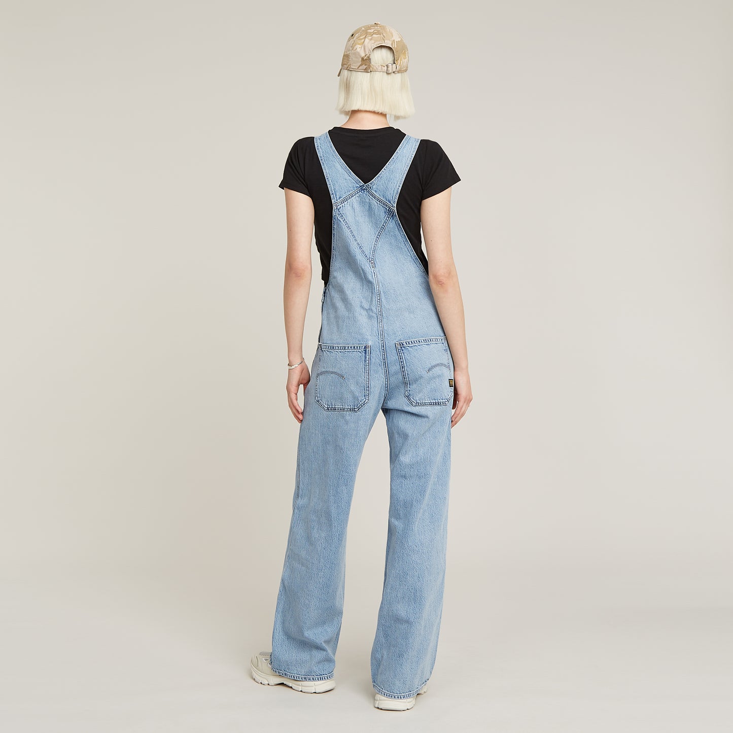 Rückansicht der G-Star Raw Dungaree Straight Leg Sun Faded Cloudburst – lässiger Denim-Overall mit weitem Bein und verstellbaren Trägern