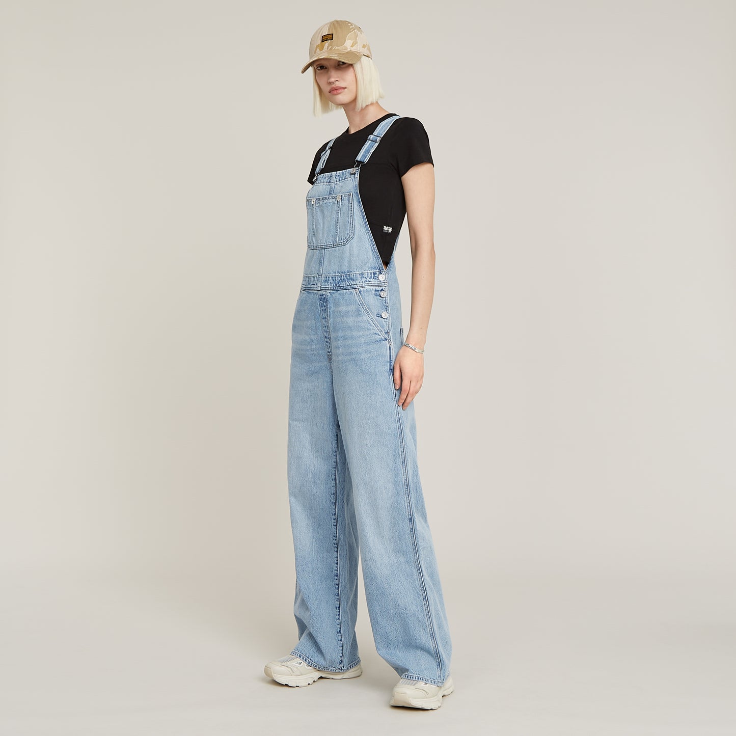 Seitenansicht der G-Star Raw Dungaree Straight Leg Sun Faded Cloudburst – bequeme Jeanslatzhose mit Knöpfen und weitem Schnitt