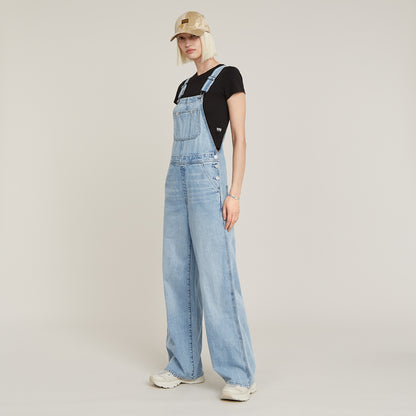 Seitenansicht der G-Star Raw Dungaree Straight Leg Sun Faded Cloudburst – bequeme Jeanslatzhose mit Knöpfen und weitem Schnitt