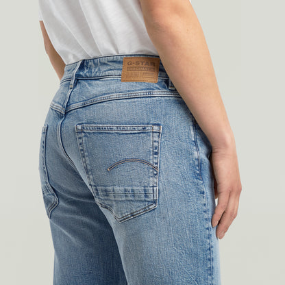 Detailaufnahme der G-Star Raw Kate Boyfriend Jeans in Faded Sea Point Blue – Gesäßtasche mit Logo-Patch und leichter Waschung