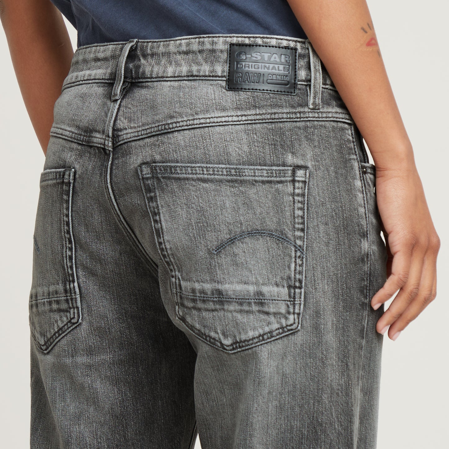 Hintere Detailansicht der G-Star Raw Kate Boyfriend Sun Faded Gunmetal Jeans mit Gesäßtaschen und Logo-Patch.